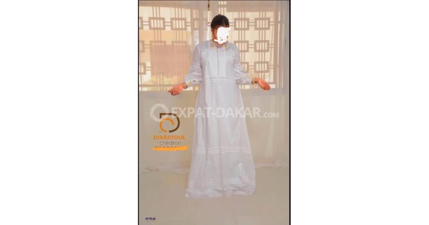 ROBE VOILE BLANC avec GARNITURE