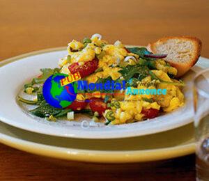 Oeufs brouillés aux légumes verts asiatiques