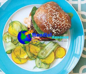 Burger de bœuf épicé avec salade de concombre émincé et de betterave