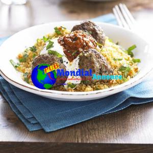 Boulettes de viande d'agneau marocaines avec harissa et couscous