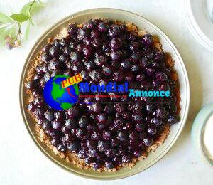 Tarte aux bleuets et aux fleurs de sureau principalement crues