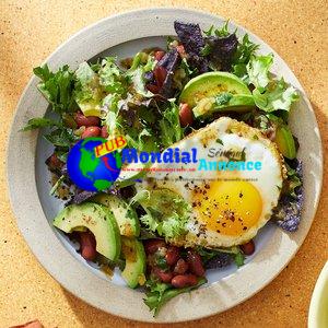 Salade de petit-déjeuner avec œufs et vinaigrette à la salsa verde