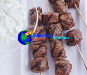 Brochettes d'agneau avec salade fraîche de concombre