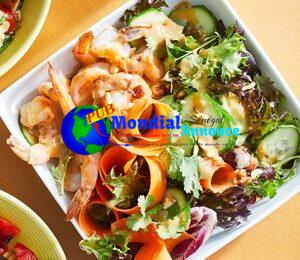 Salade miniature avec vinaigrette aux arachides