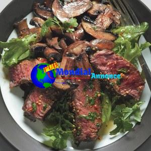 Steak asiatique poêlé et champignons sur mesclun de verdure avec vinaigrette au gingembre