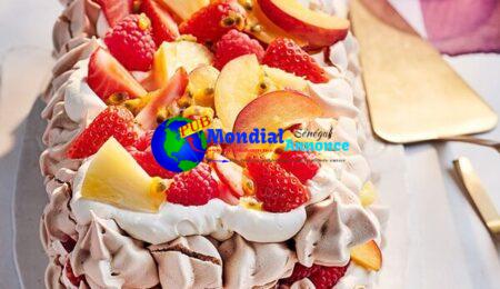 Brown sugar pavlova with fruit