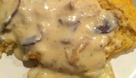 Creamy Country White Mushroom Gravy