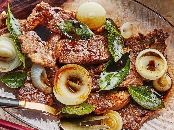 Filipino-Model Beef Steak with Onion and Bay Leaves (Bistek)